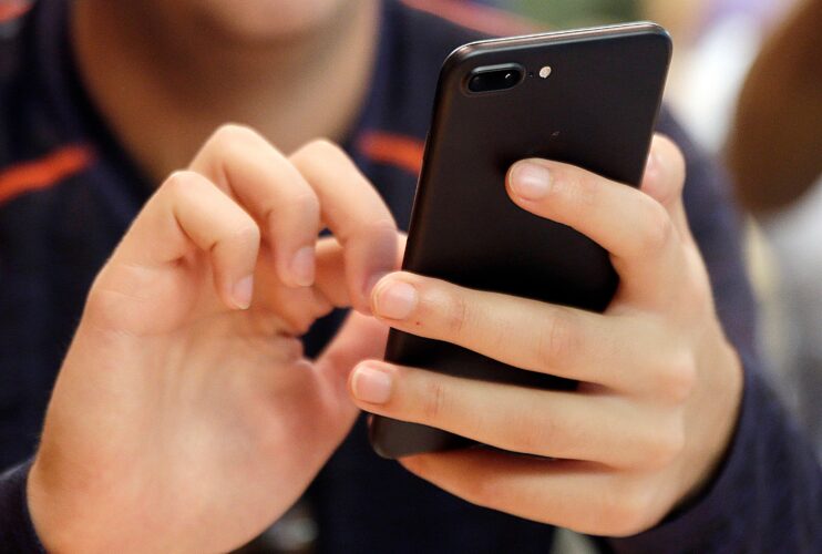 One Tech Tip: How to soothe thumb pain when texting and scrolling